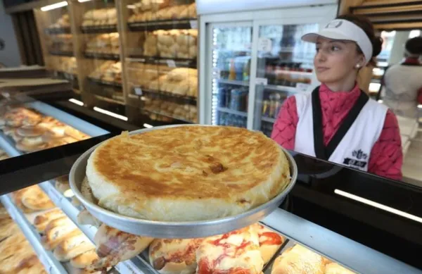 Inflacija in kupna moč: Nam burek tekne bolj pod Golobom ali Jan&scaron;o?