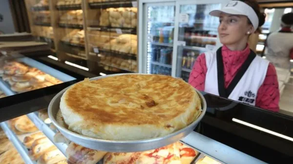 Inflacija in kupna moč: Nam burek tekne bolj pod Golobom ali Jan&scaron;o?