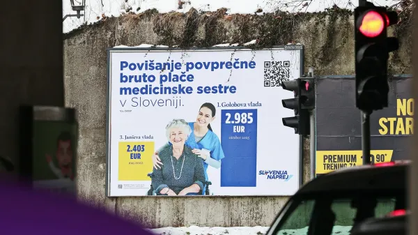 Svoboda se je odločila za raznoliko plakatno akcijo. Na enem od plakatov prevladujejo barve SDS.