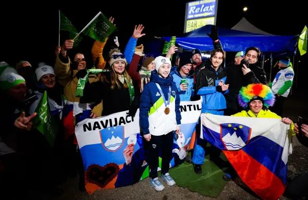 Italija, Predazzo.Zimske olimpijske igre 2026.Smucarski skoki, velika skakalnica, zenske.Prejemnica bronaste medalje, Nika Prevc z navijaci.