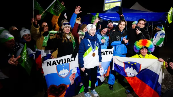 Italija, Predazzo.Zimske olimpijske igre 2026.Smucarski skoki, velika skakalnica, zenske.Prejemnica bronaste medalje, Nika Prevc z navijaci.