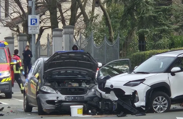 Zbil pe&scaron;ca, motorista in trčil v dva avta
