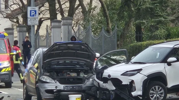 Zbil pe&scaron;ca, motorista in trčil v dva avta