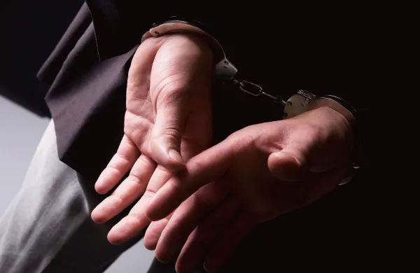 Skoraj povozil policista