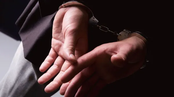 Skoraj povozil policista