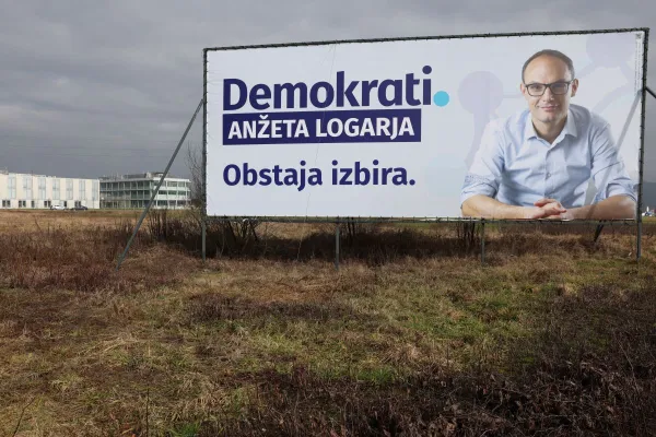 Samo za dve plakatni akciji novembra lani so Demokrati porabili 70 tisoč evrov.
