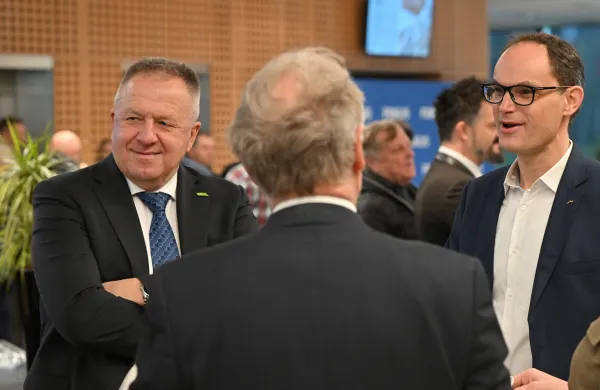 Zakaj je Anže Logar zamolčal skoraj 80 tisoč evrov dodatnih prilivov iz nekdanje Počival&scaron;kove stranke? Ker ti dokazujejo, kako velik del finančnih sredstev za kampanjo mu je pomagala zagotoviti SDS.