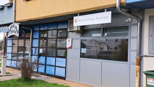 Bančni poslovalnici Deželne banke Slovenije v Komnu in Dutovljah zapirata vrata, apeli županov so bili neuspe&scaron;ni