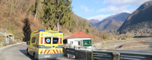 Resevalno vozilo na mostu v Most na Soci resevalno vozilo postaja Tolmin