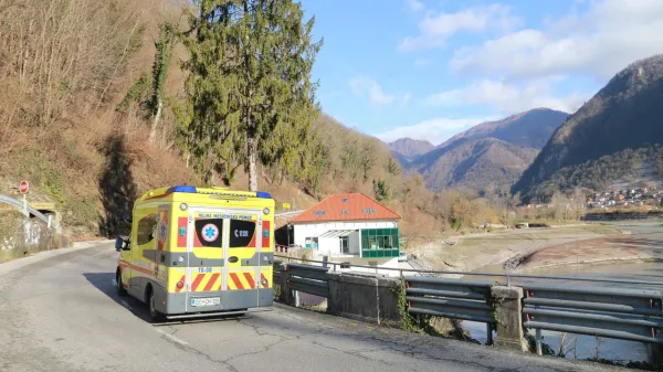 Resevalno vozilo na mostu v Most na Soci resevalno vozilo postaja Tolmin