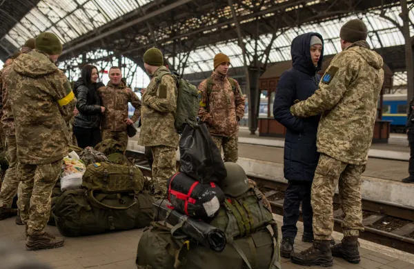 Ukrajina, Lvov.Ukrajinski vojaki na glavni zelezniski postaji v Lvovu, kjer se poslavljajo od svojcev.