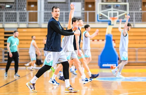 Po Če&scaron;ki morda tudi z obema iz LA Lakers