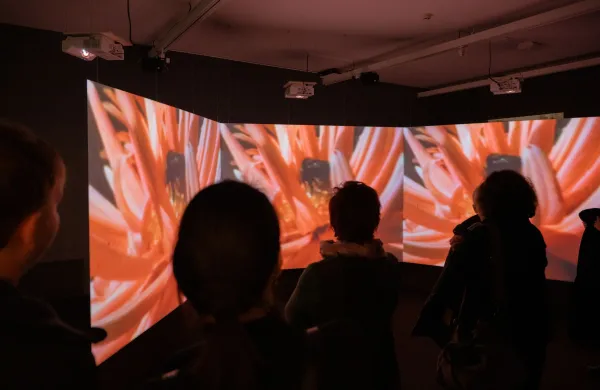 Na razstavi predvajajo tudi prvi slovenski avantgardni celovečerec Kumbum.