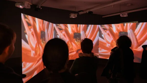 Na razstavi predvajajo tudi prvi slovenski avantgardni celovečerec Kumbum.