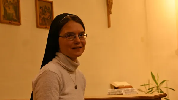 Premamile so jo očetove bele cokle