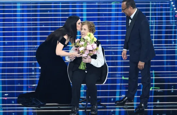 Posebno noto je otvoritvenemu večeru Sanrema dala 105-letna Gianna Pratesi 