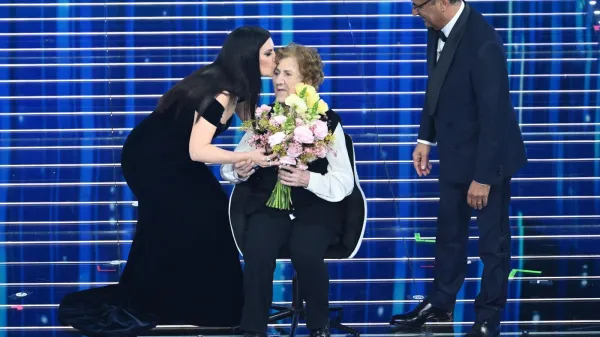 Posebno noto je otvoritvenemu večeru Sanrema dala 105-letna Gianna Pratesi 