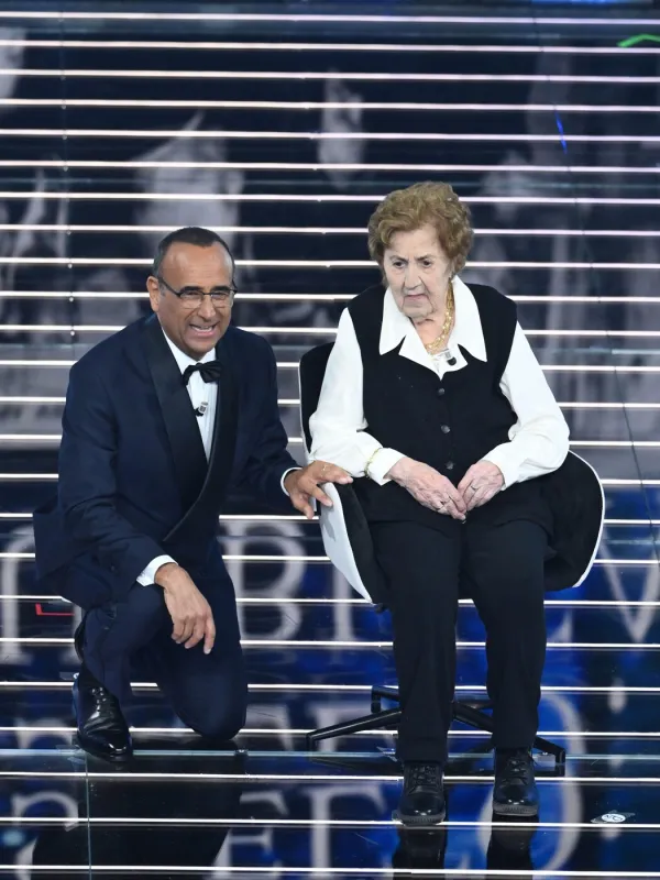 Posebno noto je otvoritvenemu večeru Sanrema dala 105-letna Gianna Pratesi (na fotografiji ob Carlu Contiju).