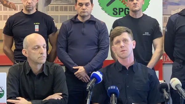 Ljubljana, Gasilska brigada Ljubljana.Novinarska konferenca Sindikata poklicnega gasilstva Slovenije (SPGS) po izredni seji predsedstva sindikata.Generalna sekretarja SPGS David Svarc in predsednik SPGS Ales Sintic.