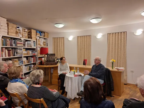 Z Matejem &Scaron;urcem se je v knjigarni Libris pogovarjala Draga Potočnjak.