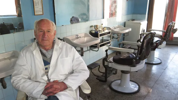 Janko Ozbič, frizer, 89 let, Postojna, stara oprema, mo&scaron;ko frizerstvo, striženje, star salon, britje, brivec,