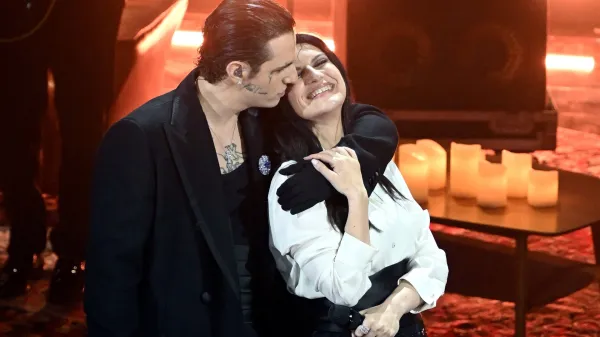 Achille Lauro in Laura Pausini sta prvič v živo odpela aktualni single 16 marzo.