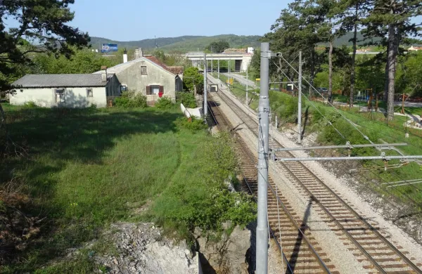 Proga Postojna-Divača bo &scaron;la zelo blizu Dolnjih Ležeč