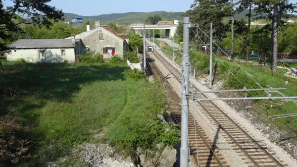 Proga Postojna-Divača bo &scaron;la zelo blizu Dolnjih Ležeč