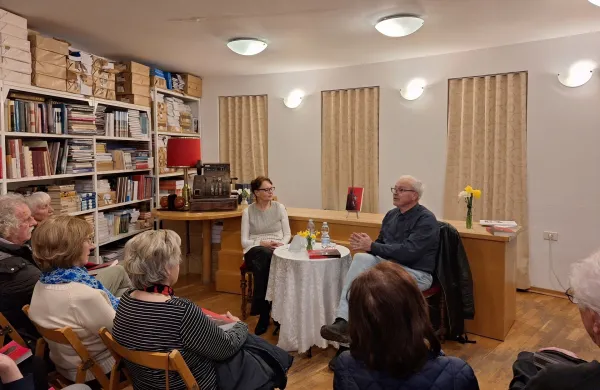 Z Matejem &Scaron;urcem se je v knjigarni Libris pogovarjala Draga Potočnjak.