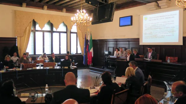 Koper, Pretorska palaca.Seja obcinskega sveta Mestne obcine Koper, na kateri so brez glasu proti sprejeli obcinski proracun za leto 2019 in tudi letni nacrt ravnanja s stvarnim in financnim premozenjem obcine.