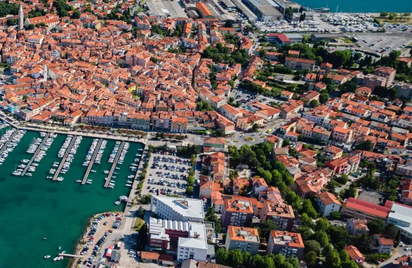 Istra, Izola, mesto, mestno jedro, panorama, hi&scaron;e, stanovanja, parkiri&scaron;če, urbano naselje, urbanizacija, morje, komunalni privezi, Srednja &scaron;ola Izola