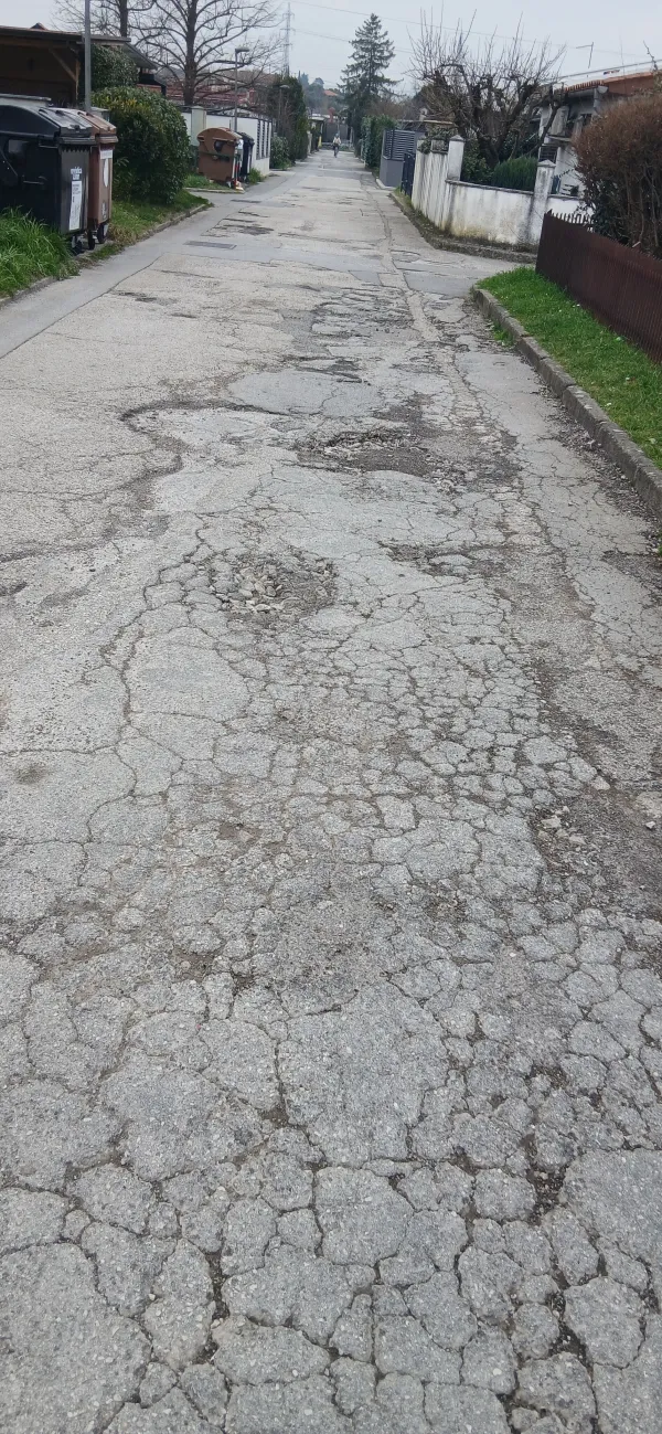 Na po&scaron;kodovanem cesti&scaron;ču si je zvil gleženj