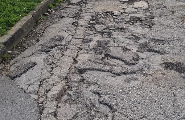 Na po&scaron;kodovanem cesti&scaron;ču si je zvil gleženj