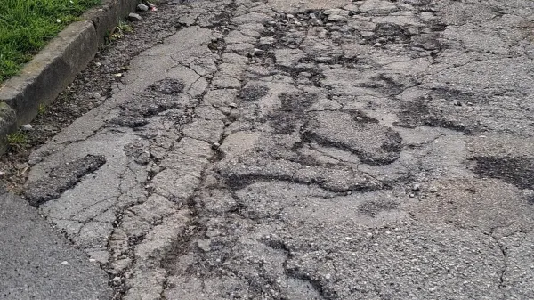 Na po&scaron;kodovanem cesti&scaron;ču si je zvil gleženj