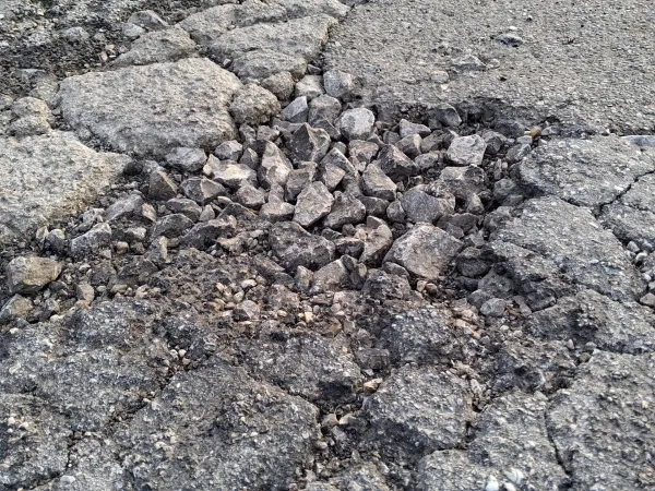 Na po&scaron;kodovanem cesti&scaron;ču si je zvil gleženj