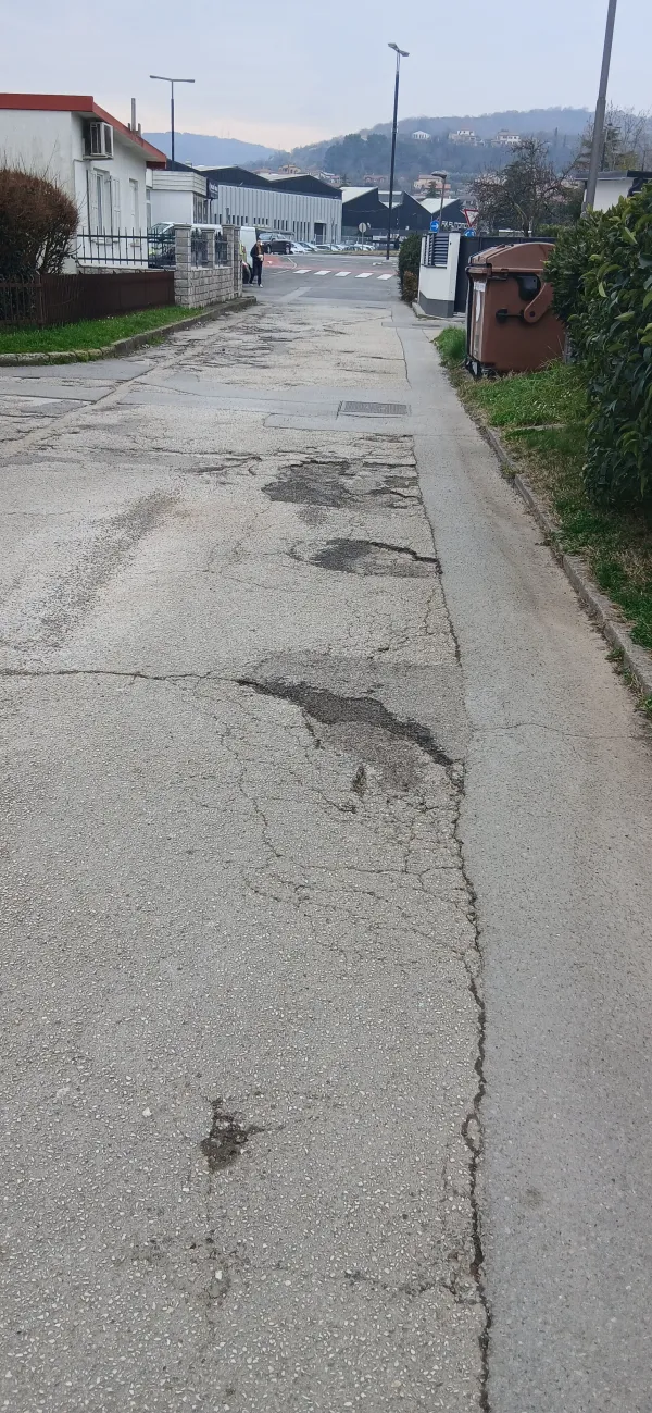 Na po&scaron;kodovanem cesti&scaron;ču si je zvil gleženj