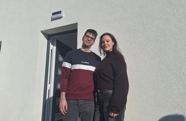 Aljaž Praček in Živa Tučič pred svojim prvim skupnim domom.