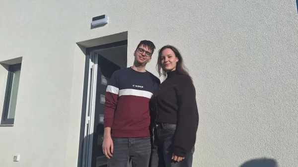 Aljaž Praček in Živa Tučič pred svojim prvim skupnim domom.