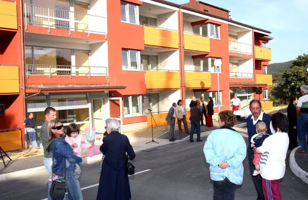 Sečovlje, 18.10.2006Otvoritev novega stanovanjskega bloka Nova Ko&scaron;ta in predaja ključev novim stanovalcemFoto: Zdravko Primožič/FPA