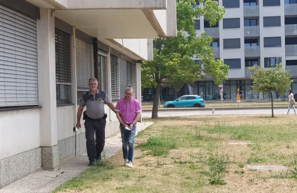 Sedem let za napad na brata z nožem in kladivom
