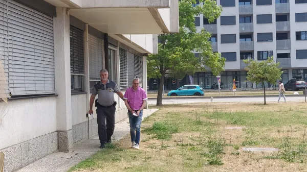 Sedem let za napad na brata z nožem in kladivom