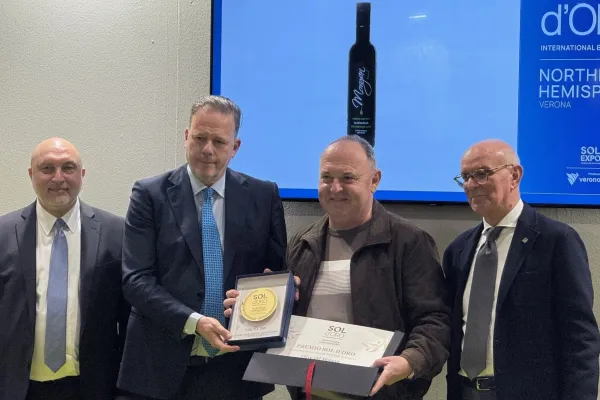 Franc Morgan v sredini s priznanjem Sol d'Oro, desno Marino Giorgetti, vodja panela