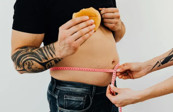 Danes, ko imamo stalen dostop do poceni, kalorično bogate nezdrave hrane in živimo sede, mehanizmi uravnavanja lakote in porabe energije povzročajo težave.