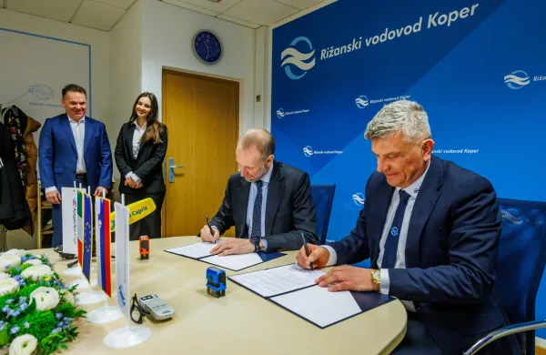 Koper, 2.3.2026Rižanski vodovod in italijanski Acegas ApsAmga Podpis pogodbe o sodelovanju vodovodov, čezmejno sodelovanje, vodooskrba