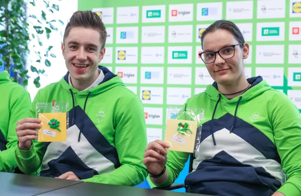  Alpski smucar Jernej Slivnik in smucarska tekacica Tabea Dolzan pred odhodom slovenske ekipe na zimske paraolimpijske igre v Italijo.