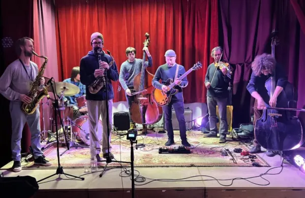 Oholo! sestavljajo Andrej Fon, Jure Bor&scaron;ič, Marko Jenič, Andraž Mazi, Jo&scaron;t Dra&scaron;ler, Vid Dra&scaron;ler in Tomaž Grom.