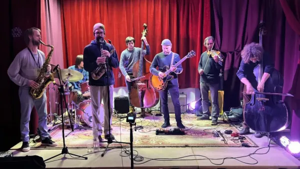 Oholo! sestavljajo Andrej Fon, Jure Bor&scaron;ič, Marko Jenič, Andraž Mazi, Jo&scaron;t Dra&scaron;ler, Vid Dra&scaron;ler in Tomaž Grom.