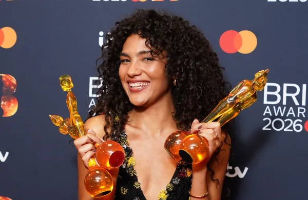 Olivia Dean je s seboj odnesla kar &scaron;tiri kipce.