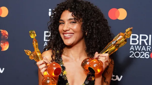 Olivia Dean je s seboj odnesla kar &scaron;tiri kipce.