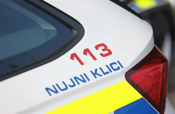 Dekani: 74-letnika za volanom ob&scaron;la usodna slabost in z vnukom zapeljal v kanal